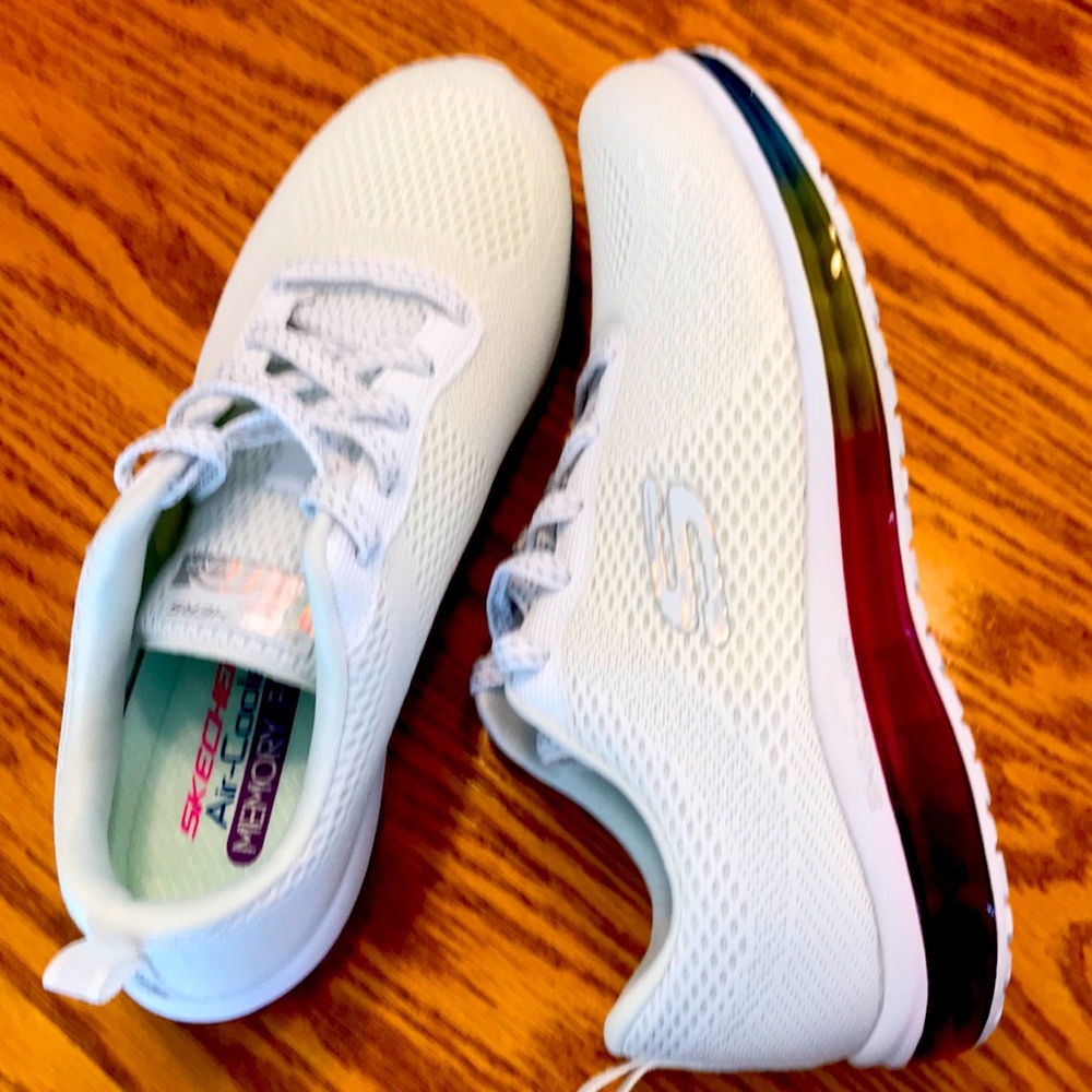 SKECHERS BRAND NEW SIZE 8